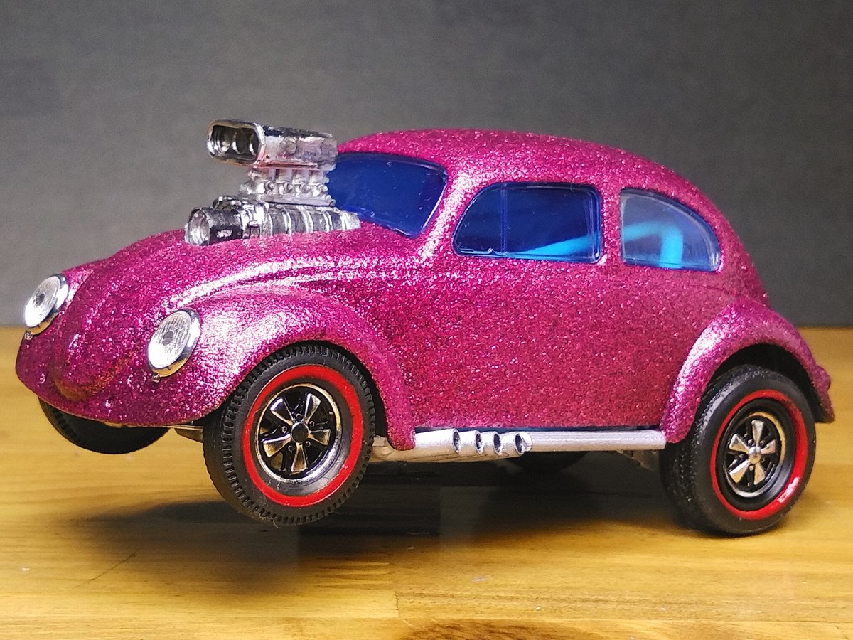 kuri_no_sato's tweet photo. #2wbugfinish
HotWheels 1967 custom volkswagen の日本パッケージを模して当時のミニカー調に‥キャンディー(スペクトラ)にせずグリッターで仕上げてみました
内装もミニカーに似せて単座でゲージを這わせクリーム色にしてあります
タイヤサイズや車高等初期HWのバランスの再現に気を付けました https://t.co/KC4I3rB1Uo