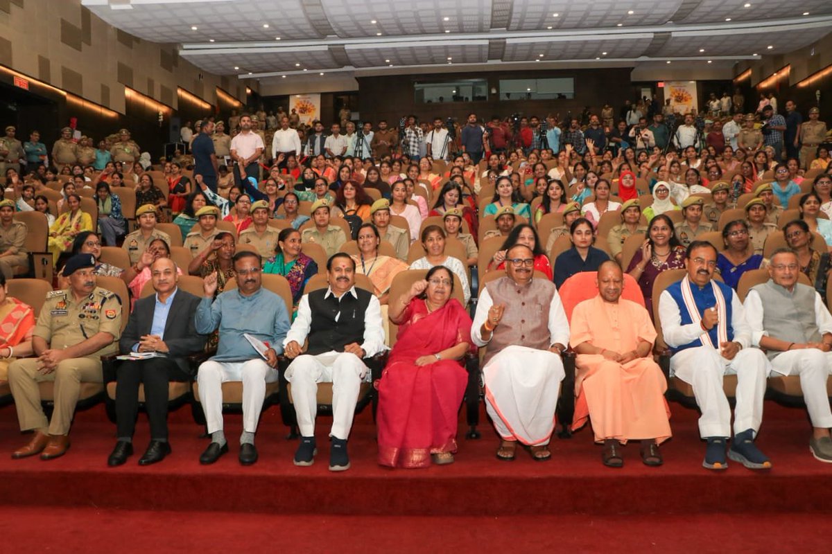 dgpup's tweet photo. आज लोक भवन में मा. मुख्यमंत्री @myogiadityanath जी द्वारा मिशन शक्ति 5.0 के शुभारंभ के ऐतिहासिक अवसर पर शामिल होना मेरे लिए गर्व का क्षण है—उत्तर प्रदेश में महिला सुरक्षा का एक और स्वर्णिम मील का पत्थर।

2020 से मिशन शक्ति ने महिला सुरक्षा, सम्मान व स्वावलंबन को नई दिशा दी है, जिससे #UPPolice 44,177 महिला कर्मियों के साथ देश का सबसे बड़ा महिला पुलिस बल बनी।

मिशन शक्ति 5.0 का मुख्य नवाचार है मिशन शक्ति केन्द्र—प्रदेश के प्रत्येक थाने में स्थापित 1,663 एकल सम्पर्क बिंदु जहाँ पीड़िता को शिकायत दर्ज़ से लेकर परामर्श, कानूनी मदद व सभी संस्थाओं से समन्वय की सुविधा मिलेगी। इन केन्द्रों के प्रभावी संचालन हेतु विस्तृत मानक संचालन प्रक्रिया (SOP) भी जारी की गई है।

#MissionShaktiUPP
#WomenSafety #UPPolice