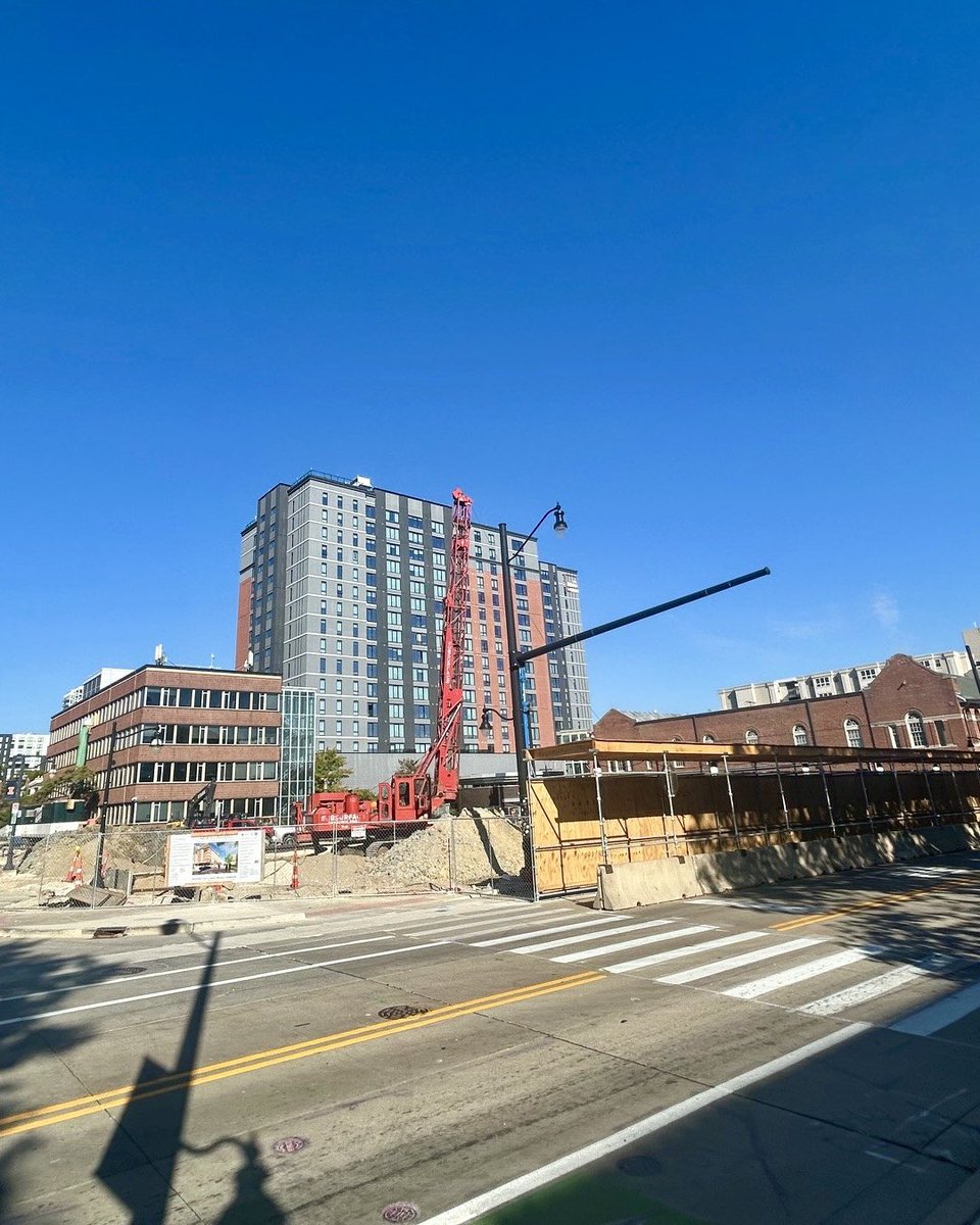 UofIFS's tweet image. Excavation for Illini Hall began on September 15! 🚧

🚛 Increased volume of trucks active near Wright &amp;amp; John Street
⏰ 7 a.m.–3 p.m. daily
🪧 Follow signage at all times 
🚲 Drivers &amp;amp; bicyclists are advised to use alternate routes 

—&amp;gt; fs.illinois.edu/News/illini-ha…