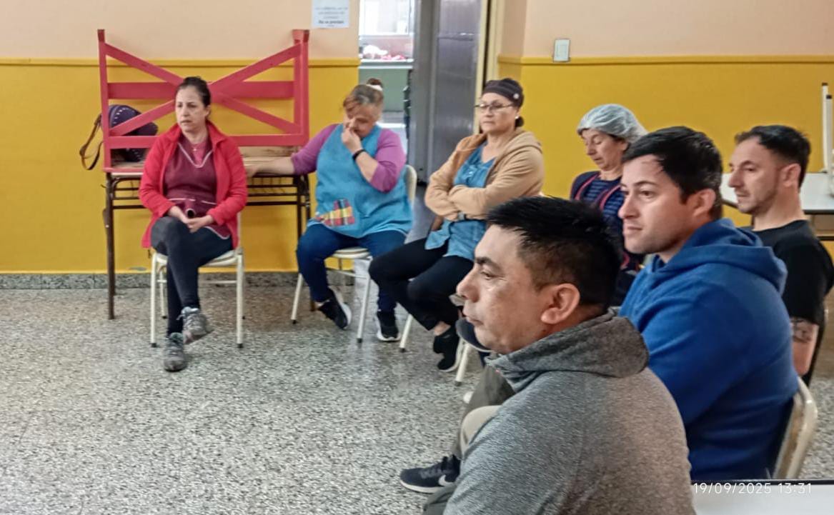 #FélixGonzálezConducción
ATE Esquel se reunió con las y los trabajadores #AuxiliaresEducación de la Escuela 740 EMETA 
<a href="/ateprensa/">Prensa ATE Nacional</a> <a href="/chubut_sindical/">Chubut Sindical</a> <a href="/marceloherbas19/">Marcelo Herbas</a>
