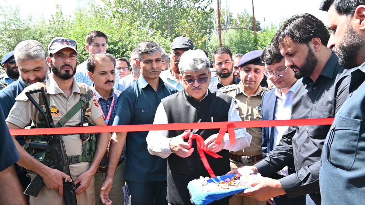 pmay_jammu's tweet photo. Chief Secretary J&amp;K, inaugurated the Sewa Parv Mela at Baramulla today and visited the #PMAYUrban 2.0 stalls set up for public awareness under the #ANGIKAAR campaign.
#LastMileOutreach #HousingForAll #TransformingUrbanLandscape #UrbanDevelopment https://t.co/4WneiGcr4d