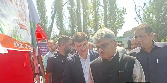 pmay_jammu's tweet photo. Chief Secretary J&amp;K, inaugurated the Sewa Parv Mela at Baramulla today and visited the #PMAYUrban 2.0 stalls set up for public awareness under the #ANGIKAAR campaign.
#LastMileOutreach #HousingForAll #TransformingUrbanLandscape #UrbanDevelopment https://t.co/4WneiGcr4d