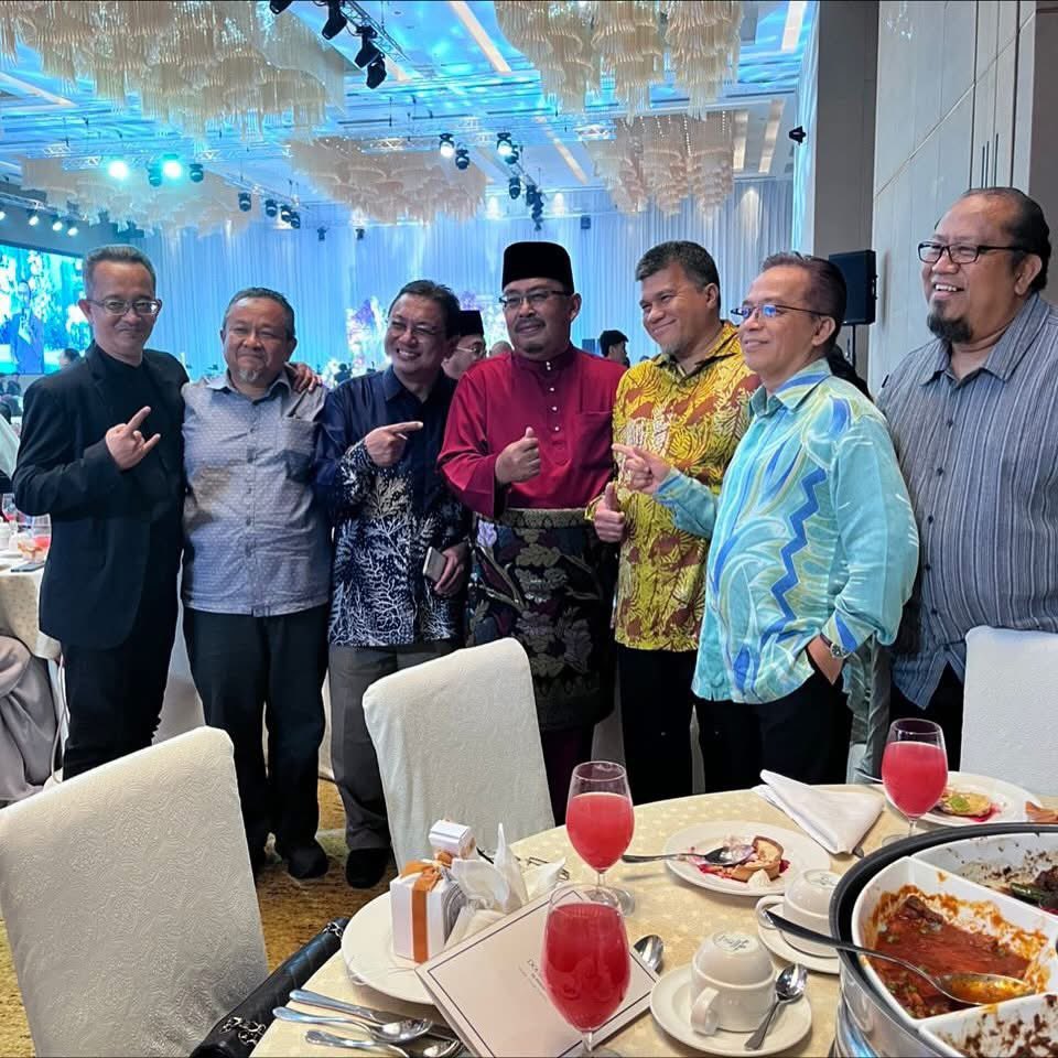 IATReal's tweet photo. Isha and Shahrol’s wedding reception cum a reunion of PPP/ITM Batches 5 and 6 @ Doubletree Hilton Shah Alam https://t.co/ovI62Hvx7L