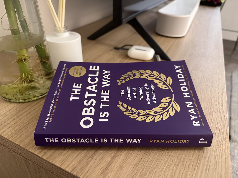 عندما انتهيت من قراءة ملخص كتاب The Obstacle Is the Way للمؤلف ريان هوليداي، وجدتني أرى الحياة بعين جديدة، كأنما انكشف لي سرٌ ظلّ متخفياً بين تفاصيل الأيام. لقد أدركت أن العقبة التي نقف أمامها مرهقين ومثقلين بالأسئلة، ليست جدارًا يوقف المسير، بل هي في جوهرها الطريق نفسه، الممر