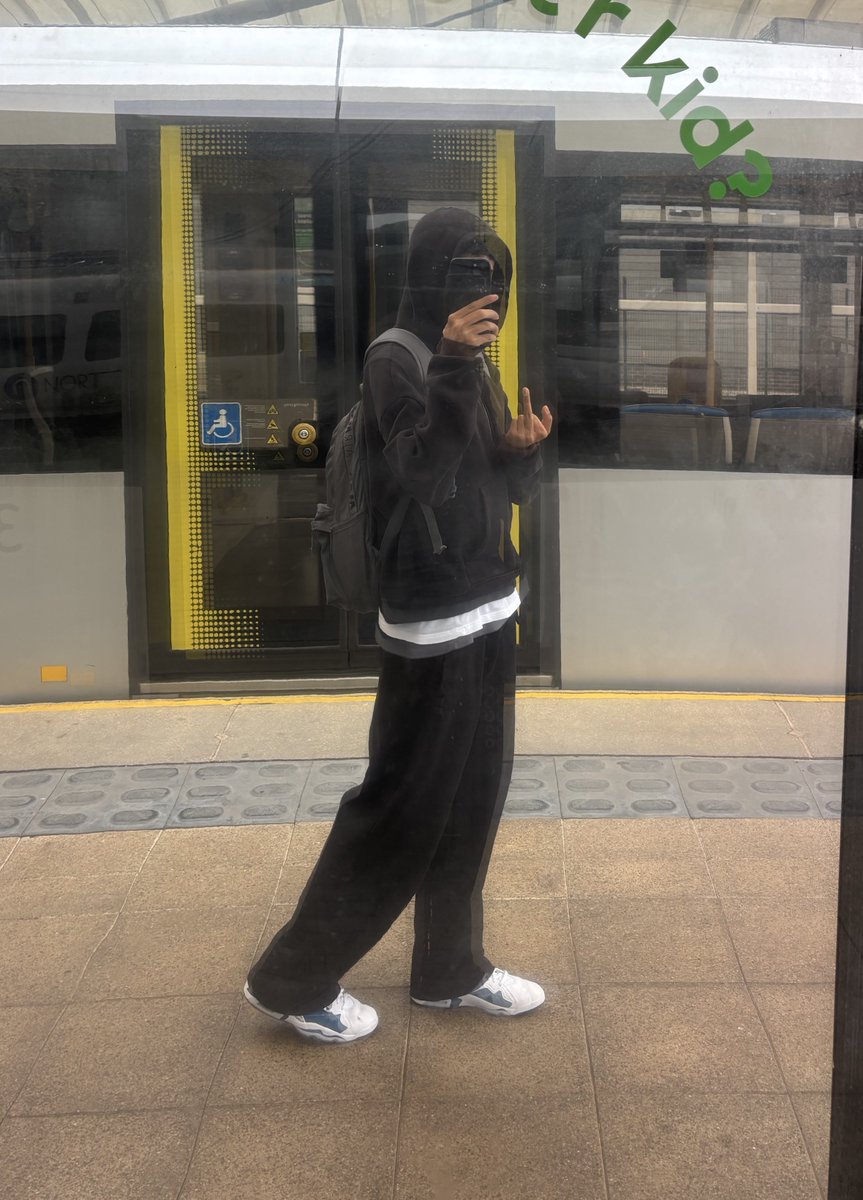 middle finger to my haters all you b-