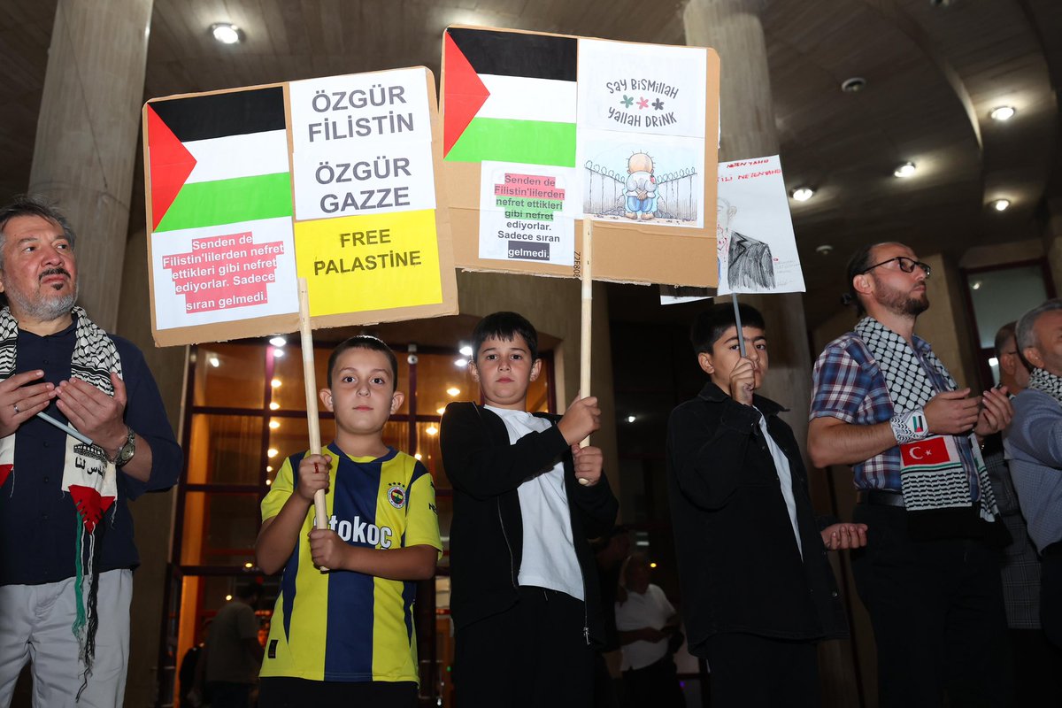KMarasPlatform's tweet photo. 🇵🇸“SUMUD’UMUZ UMUDUMUZDUR”🇵🇸

Sumud Filosu’na destek olmak ve Gazze’deki kardeşlerimizin sesini duyurmak için yürüdük.

Bu yürüyüş, sadece bir eylem değil, aynı zamanda umudun ve dayanışmanın bir simgesiydi. Kalbimiz ve dualarımız Gazze’yle birlikte. 🤲🏻❤️ https://t.co/bkqTCDsuP9