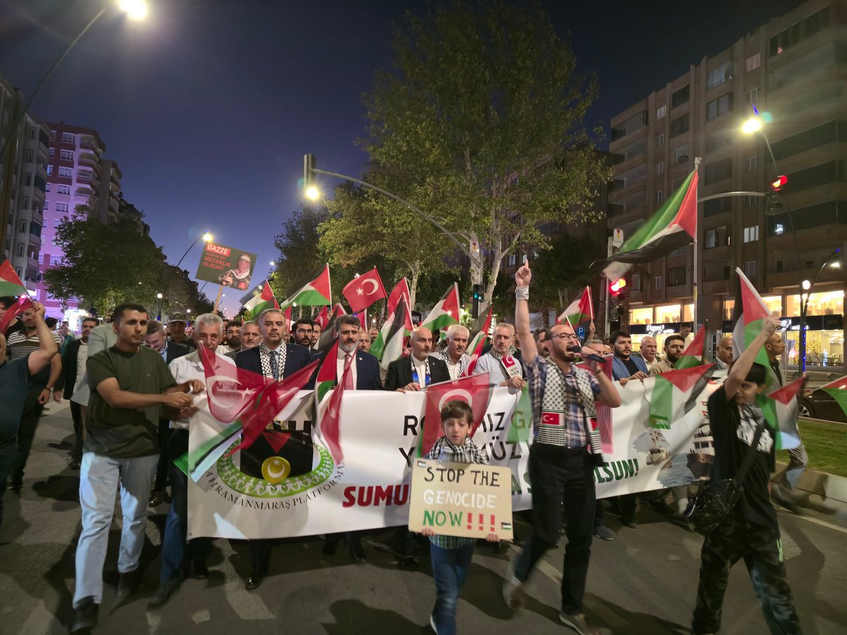 KMarasPlatform's tweet photo. 🇵🇸“SUMUD’UMUZ UMUDUMUZDUR”🇵🇸

Sumud Filosu’na destek olmak ve Gazze’deki kardeşlerimizin sesini duyurmak için yürüdük.

Bu yürüyüş, sadece bir eylem değil, aynı zamanda umudun ve dayanışmanın bir simgesiydi. Kalbimiz ve dualarımız Gazze’yle birlikte. 🤲🏻❤️ https://t.co/bkqTCDsuP9