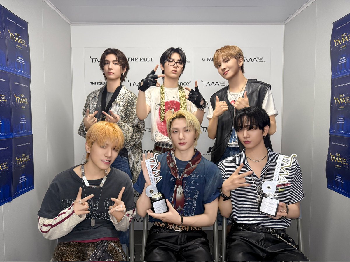 btsxbndfiles's tweet photo. bts’ first ‘artist of            boynextdoor’s
the year’ award                first ‘artist of
                                                the year’ award https://t.co/8qkjP3gg12