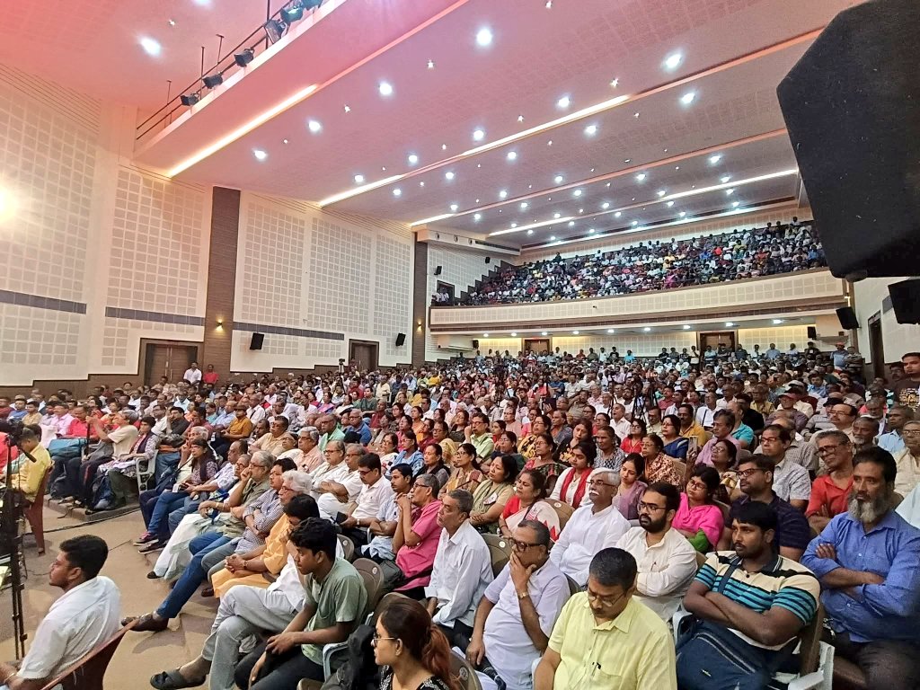 CPI(M) রাজ্য সম্পাদক সভাপতি একটা অনুষ্ঠানের... উনি সহ দল এগিয়ে দিলো আগামী প্রজন্মকে এমন একটা গুরুত্বপূর্ণ অনুষ্ঠানে।
এমন ছবি আস্থা আরও দৃঢ় করে। 
একেই বলে হয়তো প্রজন্মান্তর...