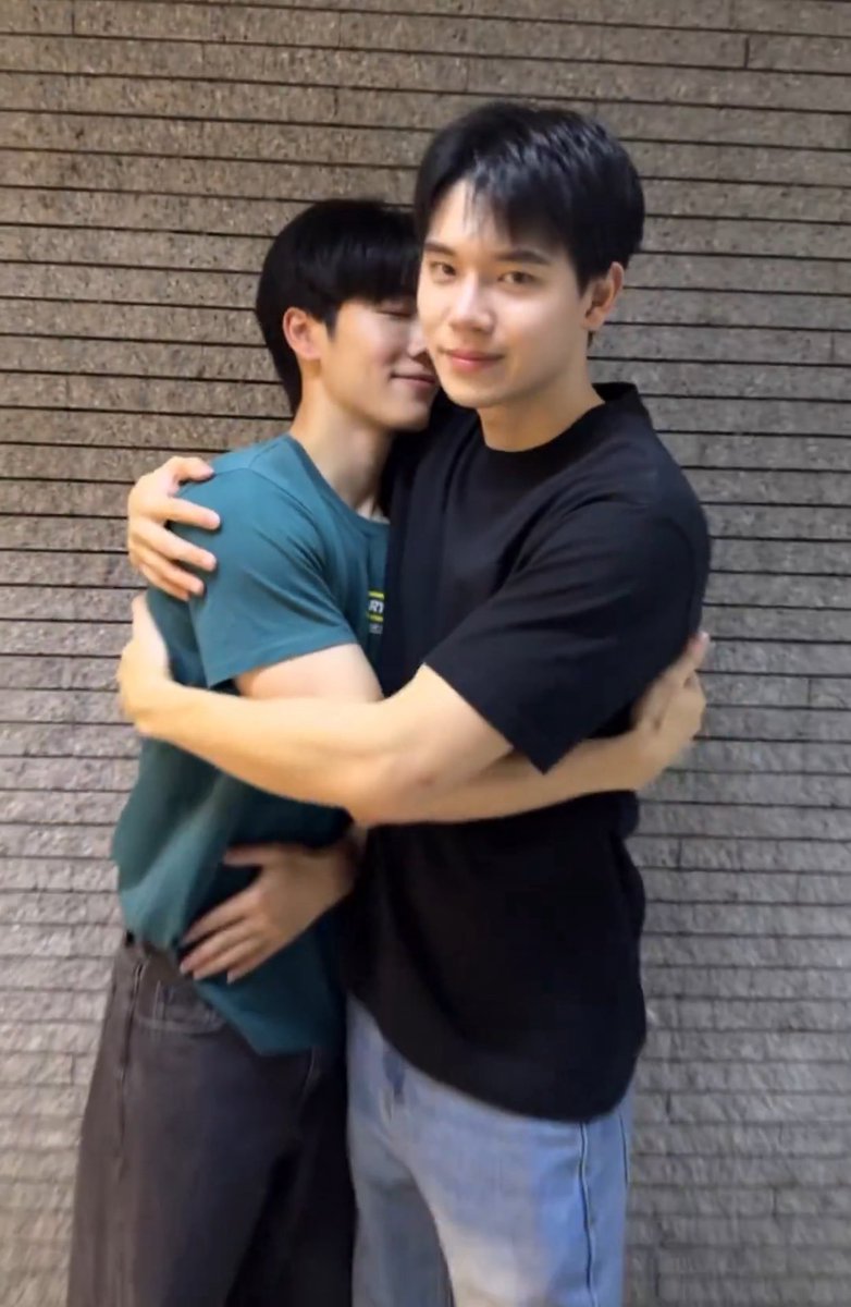 น้องว.โดนกอดจมอกเยย

#โสดทุกฤดูLyricVideo
#yinyin_anw  #warwanarat #หยิ่นวอร์ 🌞🌻¨̮