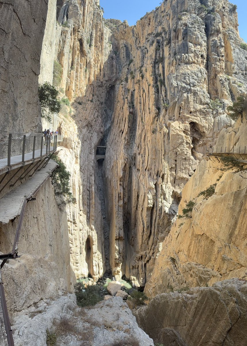 Este sábado ha tocado el #CaminitoDelRey con 13 compañeros más de la universidad. Qué lugar más bonito y qué suerte seguir compartiendo espacio después de más de 30 años.