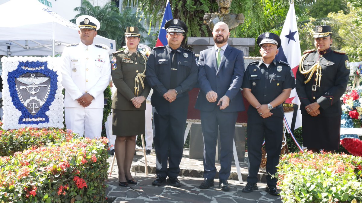 🇵🇦🇨🇱En un solemne acto de hermandad y respeto, unidades del Servicio Nacional de Fronteras, rindieron honores con una Ofrenda Floral al Gral. Bernardo O’Higgins, en conmemoración del 215° Aniversario de la Independencia de Chile y del Día de las Glorias del Ejército. #PlanFirmeza