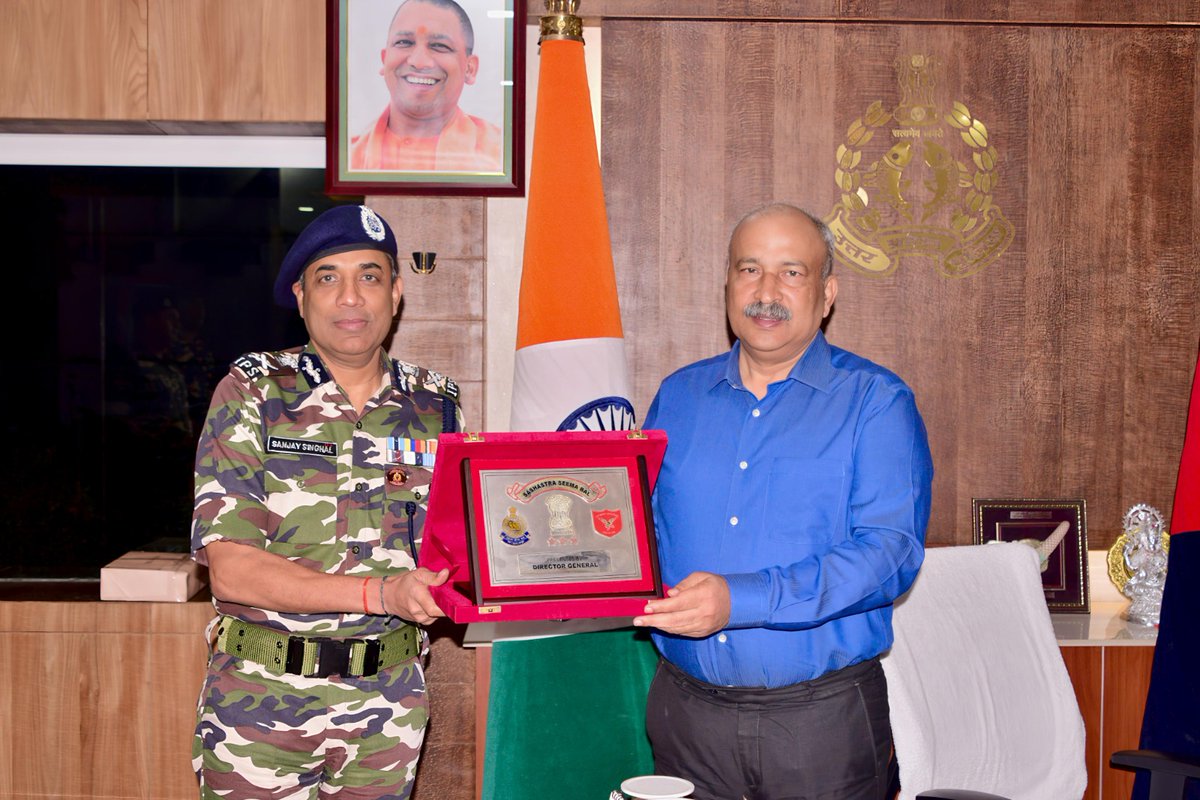 SSBFTRLUCKNOW's tweet image. &quot;महानिदेशक #SSB श्री संजय सिंघल, IPS ने आज लखनऊ में उत्तर प्रदेश पुलिस महानिदेशक श्री राजीव कृष्ण, IPS से शिष्टाचार भेंट की। बैठक में सीमा सुरक्षा एवं आपसी समन्वय पर चर्चा हुई। 
#DGSSB #UPPolice #BorderSecurity
@dgpup @PIBHomeAffairs @PIBHomeAffairs