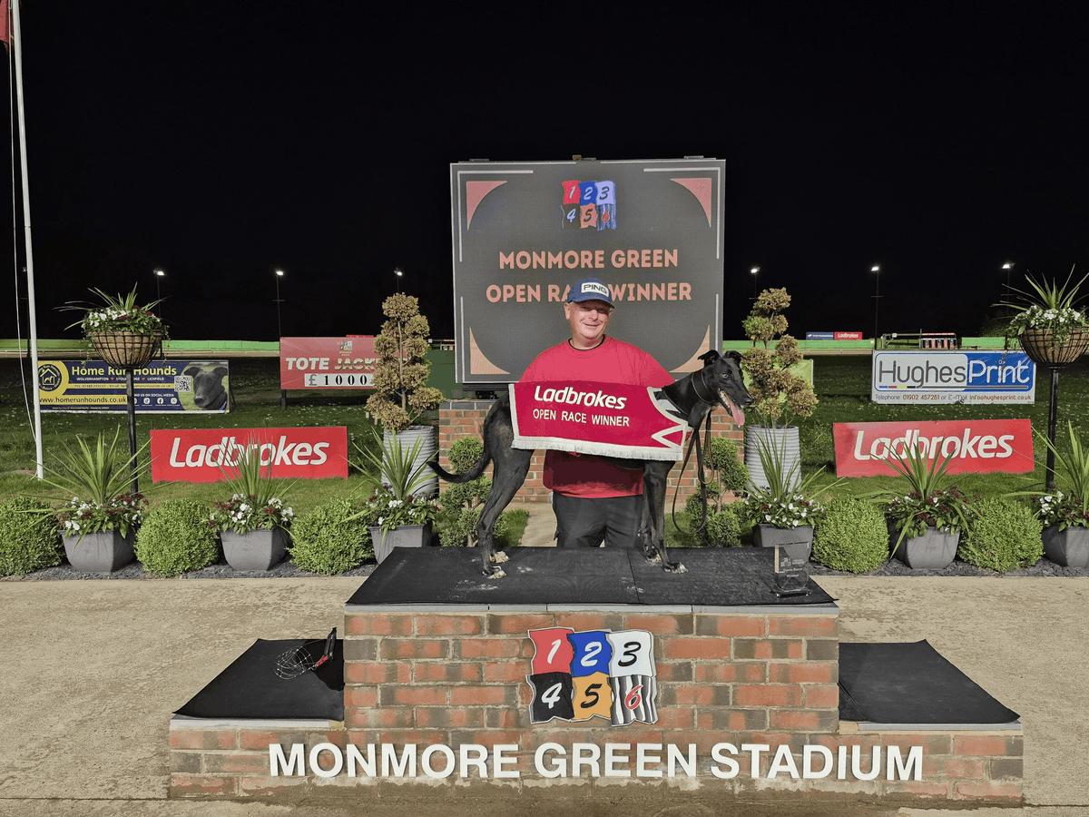 Monmoredogs's tweet photo. Monmore trainer Gary Griffiths (@RacingBryn) has seen patience and thorough care pay off in spades with Jayne Louise as of late 👌

She goes for a fifth victory in a row tonight and you can read more about Griffiths' work on the @ExpressandStar website 😊
https://t.co/MSXJxYHxXU https://t.co/sfoToFAFHZ