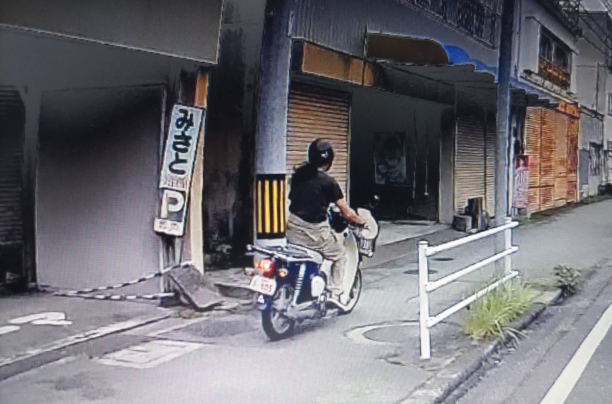 bakusai_hodo's tweet photo. 【危険】歩道を猛スピードで走行するバイカスさんが出現！

動画投稿者によると、目撃から約3分後にも歩道を走るバイクを再び見たとのこと。

これは絶対アウトでしょ！免許取り上げてほしい！
※該当シーンは0:09~
#バイカス #交通違反
https://t.co/APDR6p0l0V
