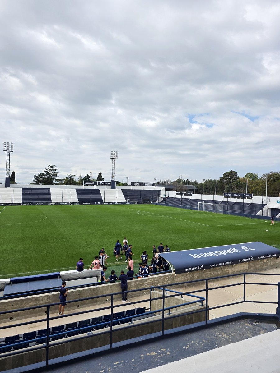 Recién termina el partido de la Octava.

Talleres le ganó 13-0 a Barracas Central.

En un momento, un padre de Barracas se paró a pedirle huevo a los jugadores: "me comí 10 horas de viaje para que hagan esto".

14 años los chicos, jajajaja.