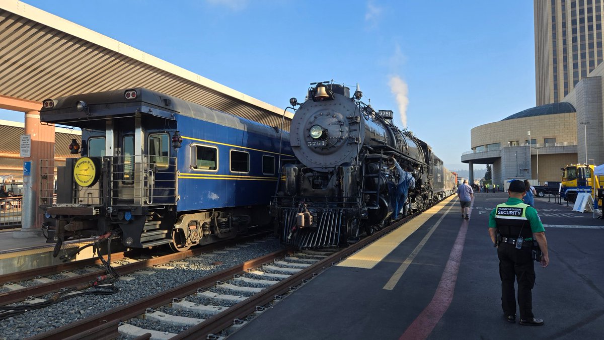 What did you wake up to today?

Going to be a hot and busy one! #choochoo #3751