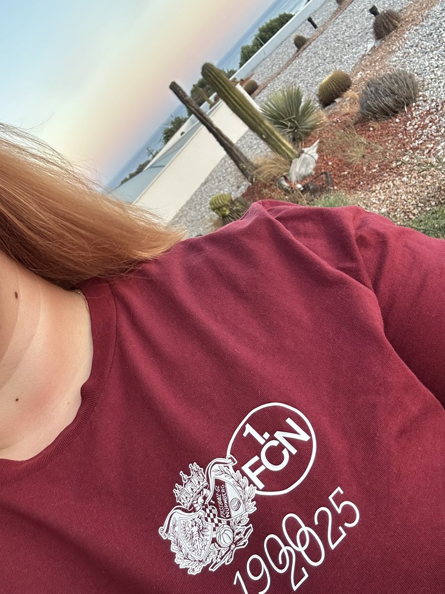 celinafcn's tweet photo. Schön bei ein paar Cocktails den 1. Heimsieg verfolgen, wenn ich schon nicht dabei sein kann 🤙🏼 #fcn https://t.co/0tuX4T6T6W