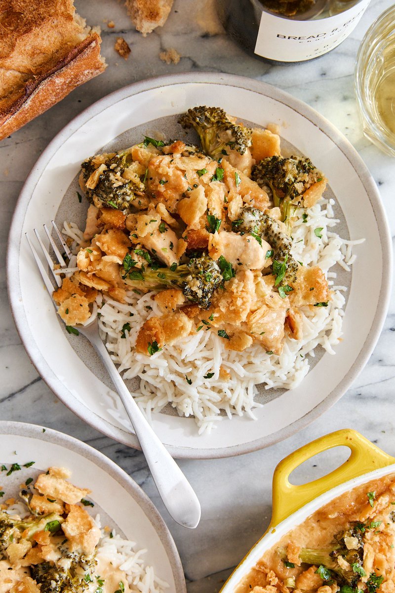CHICKEN DIVAN, just like mom used to make. 💛 A weeknight-friendly dreamy, creamy chicken and broccoli casserole topped with a buttery, crunchy topping. So comforting, so so good. Serve over a bed of fluffy white rice, mashed potatoes or egg noodles.

damndelicious.net/2025/09/12/chi…