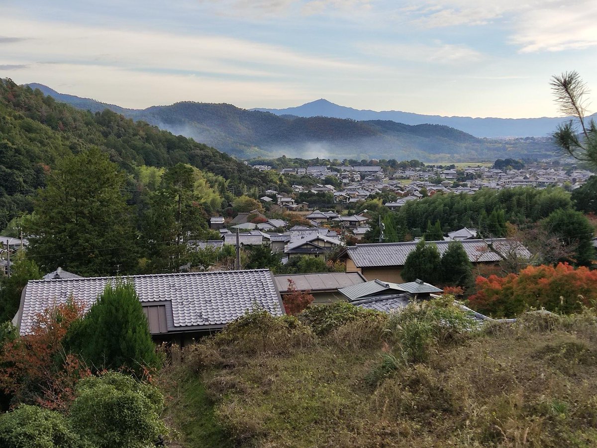 The_Stone_Oishi's tweet photo. ✨A special view beside #thestone 🍁
The colors of the season and quiet mountains clear your heart.
Make a wish here, and feel embraced by nature 🙏

#Sagano #Kyoto #JapanTravel #autumn https://t.co/qnILcfSbac