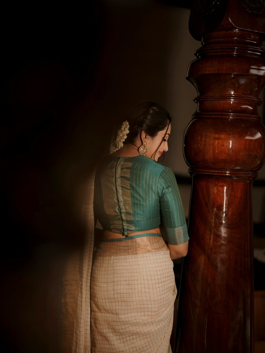 divyacyriac03's tweet photo. Wearing this pure linen sari with a subtle zari . The pallu is beautifully enhanced with tassels that add the perfect finishing touch. I paired it with a contrast blouse that has stripes and a zari border - such a lovely combo https://t.co/chcCfcrb3M