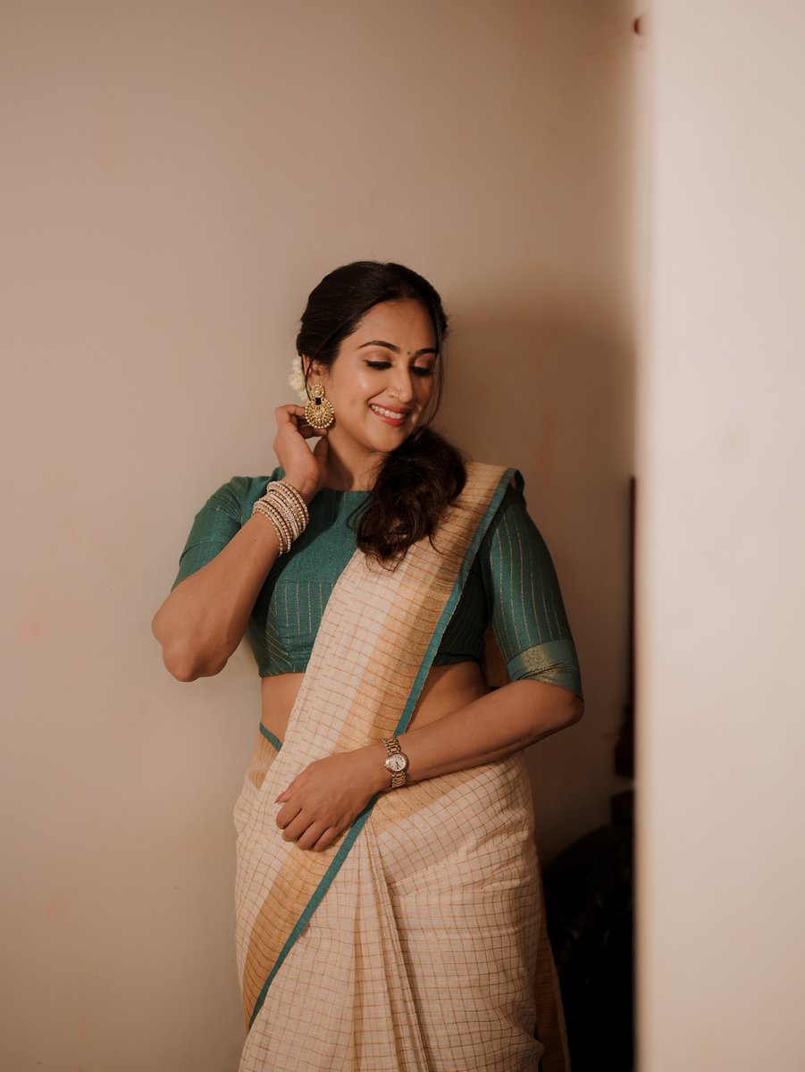 divyacyriac03's tweet photo. Wearing this pure linen sari with a subtle zari . The pallu is beautifully enhanced with tassels that add the perfect finishing touch. I paired it with a contrast blouse that has stripes and a zari border - such a lovely combo https://t.co/chcCfcrb3M