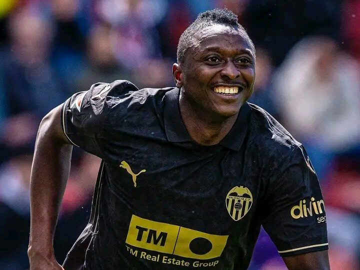 fab_romarno's tweet photo. Borussia Dortmund are interested in Umar Sadiq, according to @perger_pj ! 🚨🟡⚫️

The striker is not playing a key role at Real Sociedad and could leave soon.
BVB exploring a loan deal with buy option included. ✍️🇳🇬
Talks expected to continue in the next days. 👀

#HansusBVB https://t.co/9peOB6vJeb