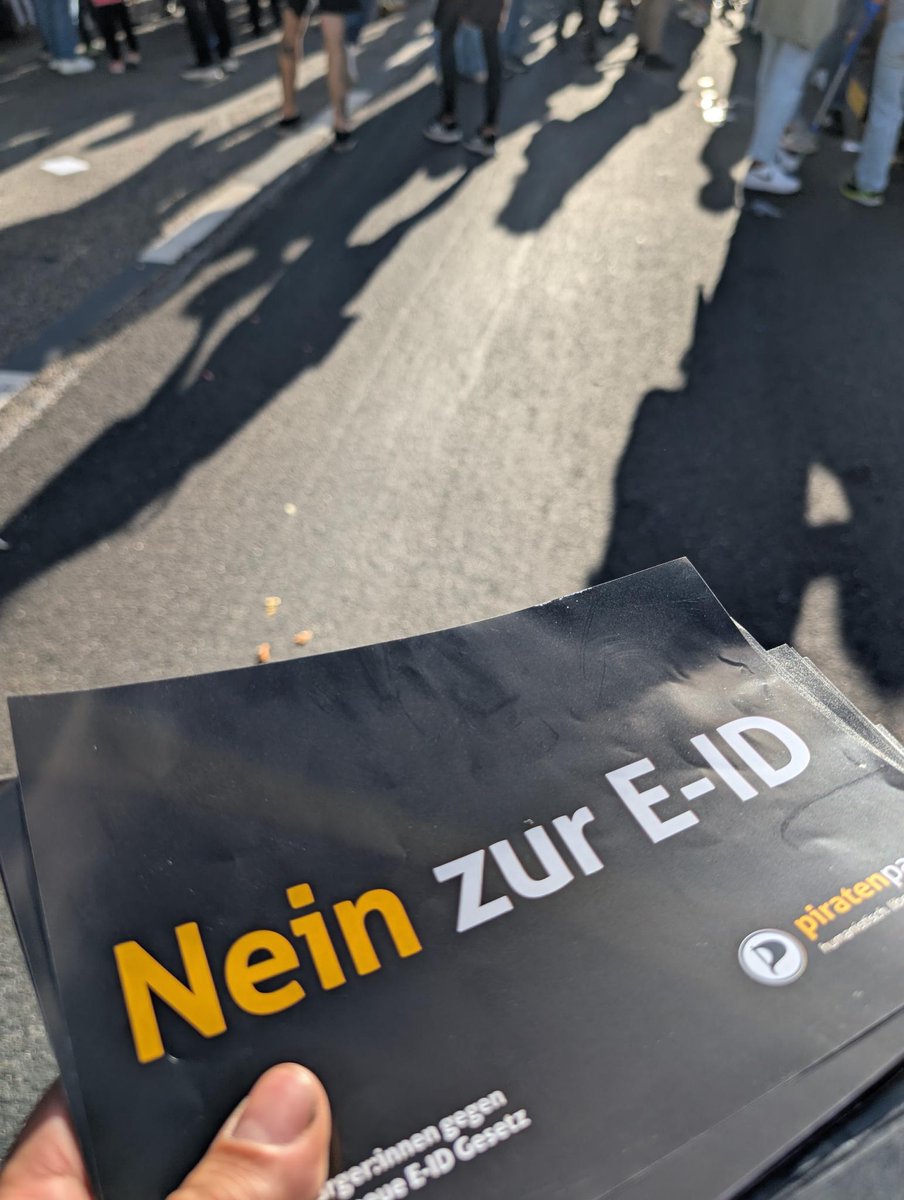 ppsde's tweet image. 🚨Schlussspurt im Abstimmungskampf!🚨
Erst rund 20 % haben bisher abgestimmt – da geht noch viel!
👉 Verteile jetzt noch Flyer (auf der Strasse oder in Briefkästen)
👉Hänge Plakate auf
Material kannst du hier bestellen:
referendum-eid.ch/unterstuetzen#…
#Abst25 #CHVote