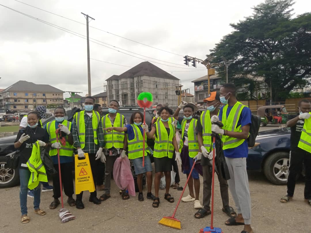 Nancyudemba's tweet photo. Happy world 🌍 clean up day ❤️
Happy 😊 to be among ❤️🧹 🧹🧹. #cleanuptheworld #danielchinagozi@40 #Ighub https://t.co/2oqA1O6nEG
