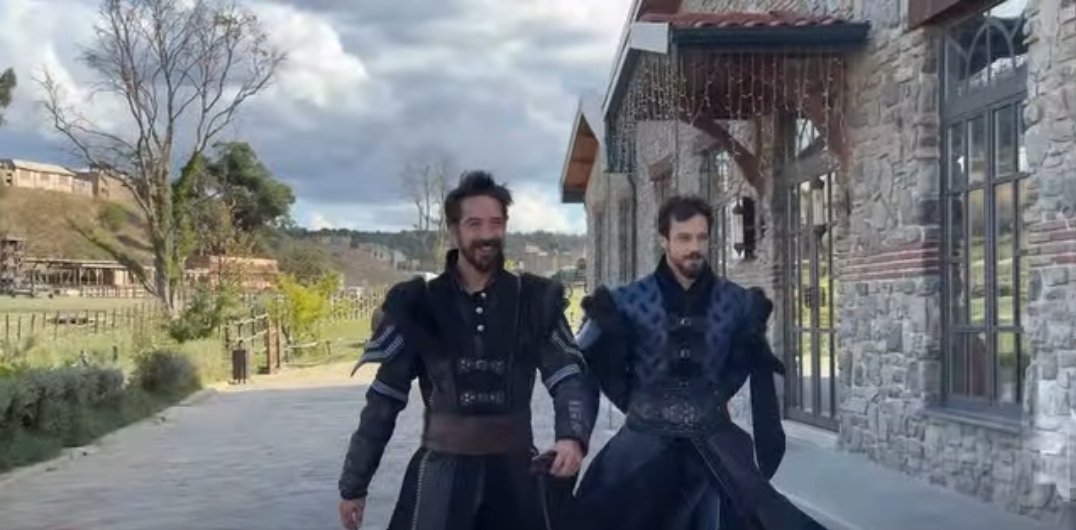 هونكاريم و رفيق الدرب من بروفة المؤسس أورهان 🖤

#KuruluşOrhan