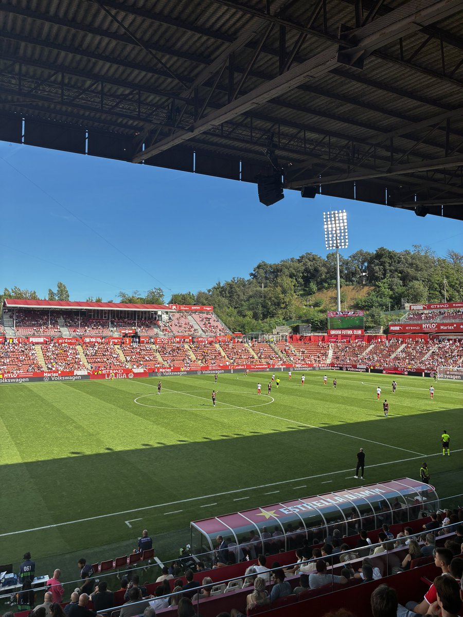 Irás a San Mamés en cuadro pero aún con todos es un estadio donde lo normal es perder y luego viene el RCD Espanyol en buenísima dinámica.
2 derrotas más y la situación será ya insostenible.
Y ojo que la afición hoy en ningún momento pide la dimisión de Míchel, sinó de la