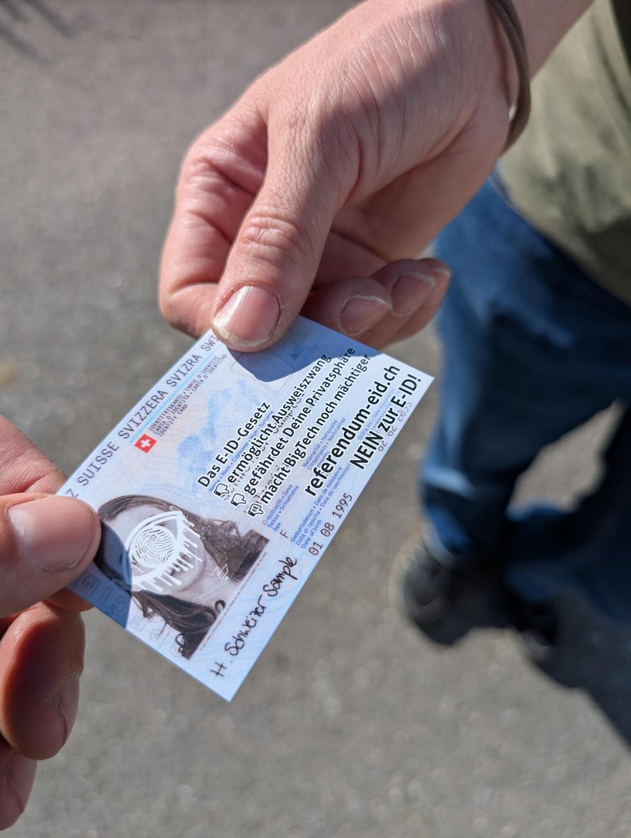 ppsde's tweet image. 🚨Schlussspurt im Abstimmungskampf!🚨
Erst rund 20 % haben bisher abgestimmt – da geht noch viel!
👉 Verteile jetzt noch Flyer (auf der Strasse oder in Briefkästen)
👉Hänge Plakate auf
Material kannst du hier bestellen:
referendum-eid.ch/unterstuetzen#…
#Abst25 #CHVote