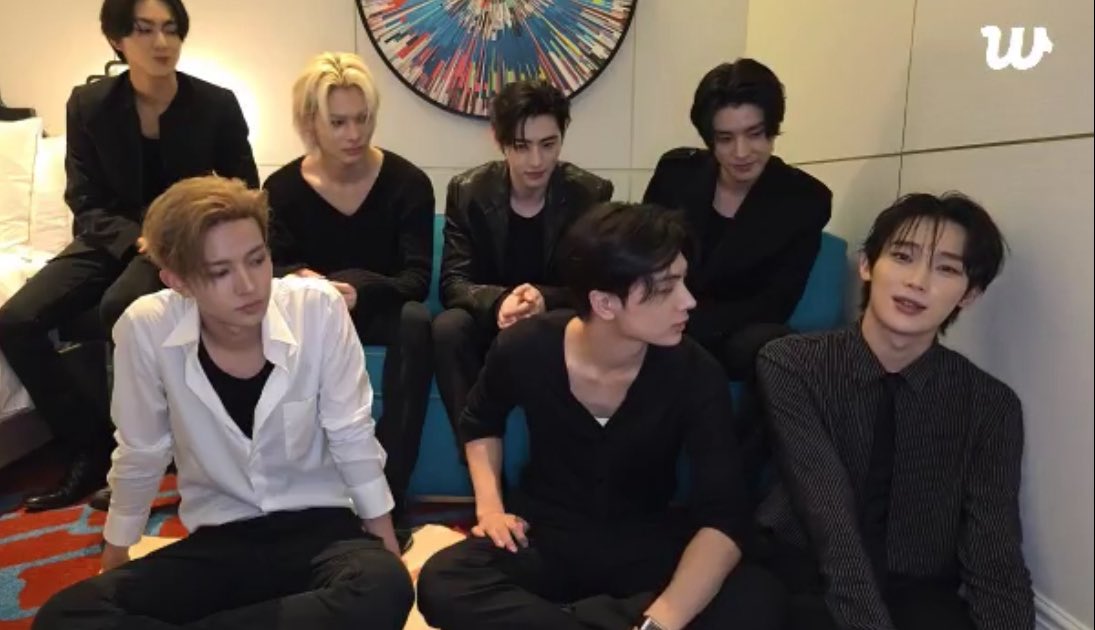 ctrlhee's tweet image. LOOK AT HOW THEYRE LOOKJNG AT HIM OH KIM SUNOO UR SO HAHEBDBD