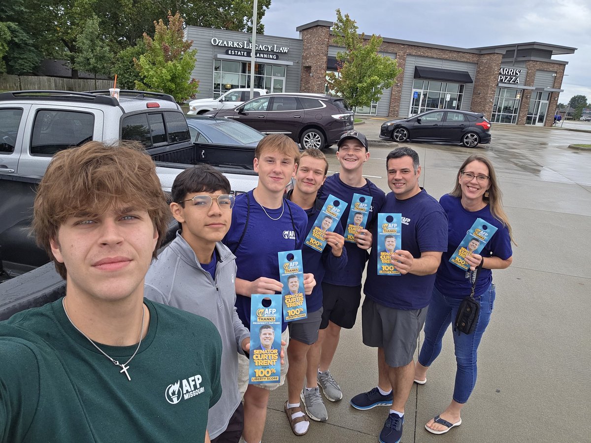 A few raindrops won't stop <a href="/AFPMissouri/">AFP-MO</a> 's state day of action, talking to voters in Republic to say THANK YOU to Sen.  <a href="/curtisdtrent/">Curtis Trent</a> . 

Not enough elected officials have a conservative voting record when they get into office, so it's important that we thank the ones who do.