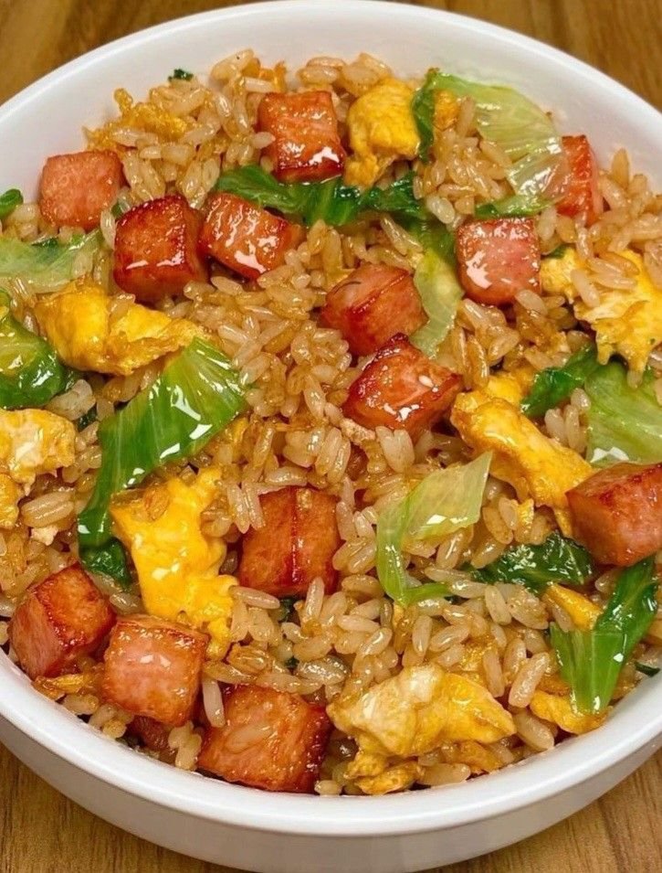 beauty11251125's tweet photo. 🍳🔥 【Super Simple Homestyle Fried Rice】🔥🍳Fluffy fried rice + golden scrambled eggs + crispy ham bits + fresh lettuce—every bite delivers it all. 🤤 ✨😋🍵 https://t.co/Dd5qLq6rvU