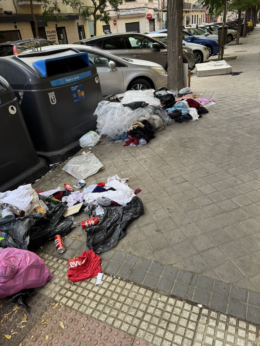mdieguezp's tweet photo. @Lineamadrid  Contenedores de García de Paredes esquina Santa Engracia . Llevan días así https://t.co/FK9MG2UqdP