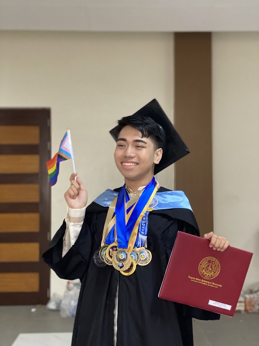 UrfavRnDell's tweet photo. Graduate na akooo

Hellooo ulit Twitter World ✨
Super late naman na upload HAHHA https://t.co/uEZkN6voPN