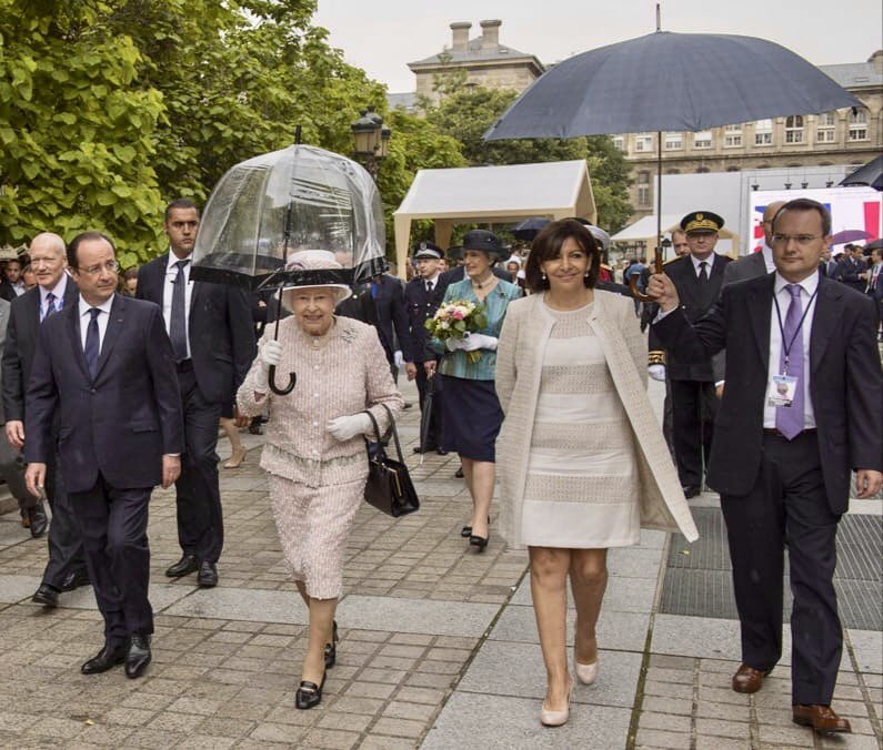 <a href="/DidierRykner/">Didier Rykner</a> Il y avait des signes annonciateurs : Il s’en est fallu de peu que ce soit la reine d’Angleterre qui lui tienne son parapluie lors de sa visite à Paris en 2014. 
En voyant cette photo, j’ai des doutes sur le côté où se situe la monarchie…