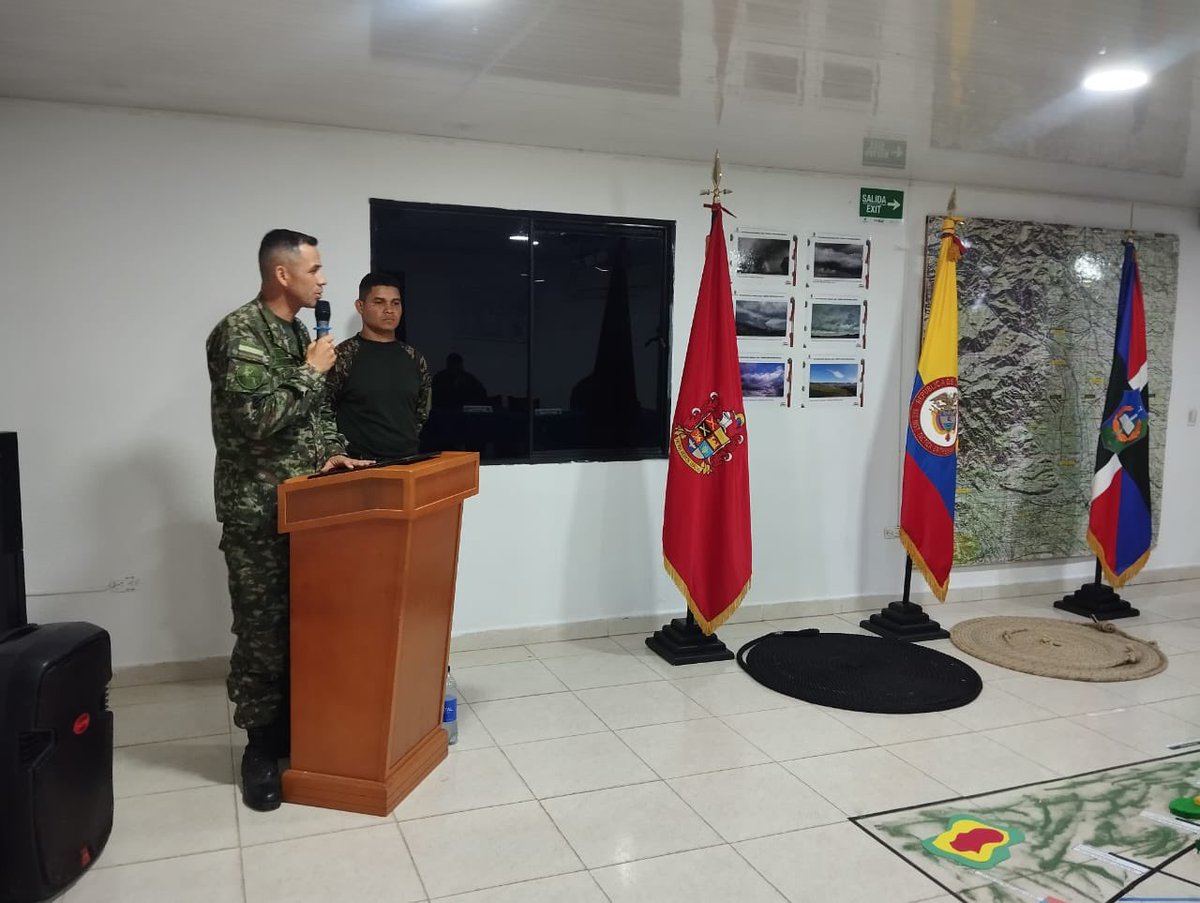 Ejercito_Div4's tweet photo. En el BITER N.°7, bajo el liderazgo del señor TC Jhonatan René Cárdenas León, se clausuró el primer entrenamiento de 2025 para comandantes de pelotón de la #CuartaDivisión.

18 oficiales y suboficiales fortalecieron sus capacidades de liderazgo y ratificaron su compromiso con la patria.

#PatriaHonorLealtad