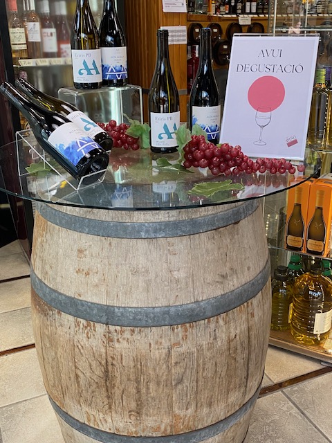 🍷 Contiuem amb la degustació dels vins d'<a href="/altaalella/">Alta Alella • Celler de les Aus</a> !

"Etiris" Pansa Blanca
"Parvus" Syrah

Acosteu-vos abans no se'ns esgotin! 🔥

#vilanovailageltru #sitges