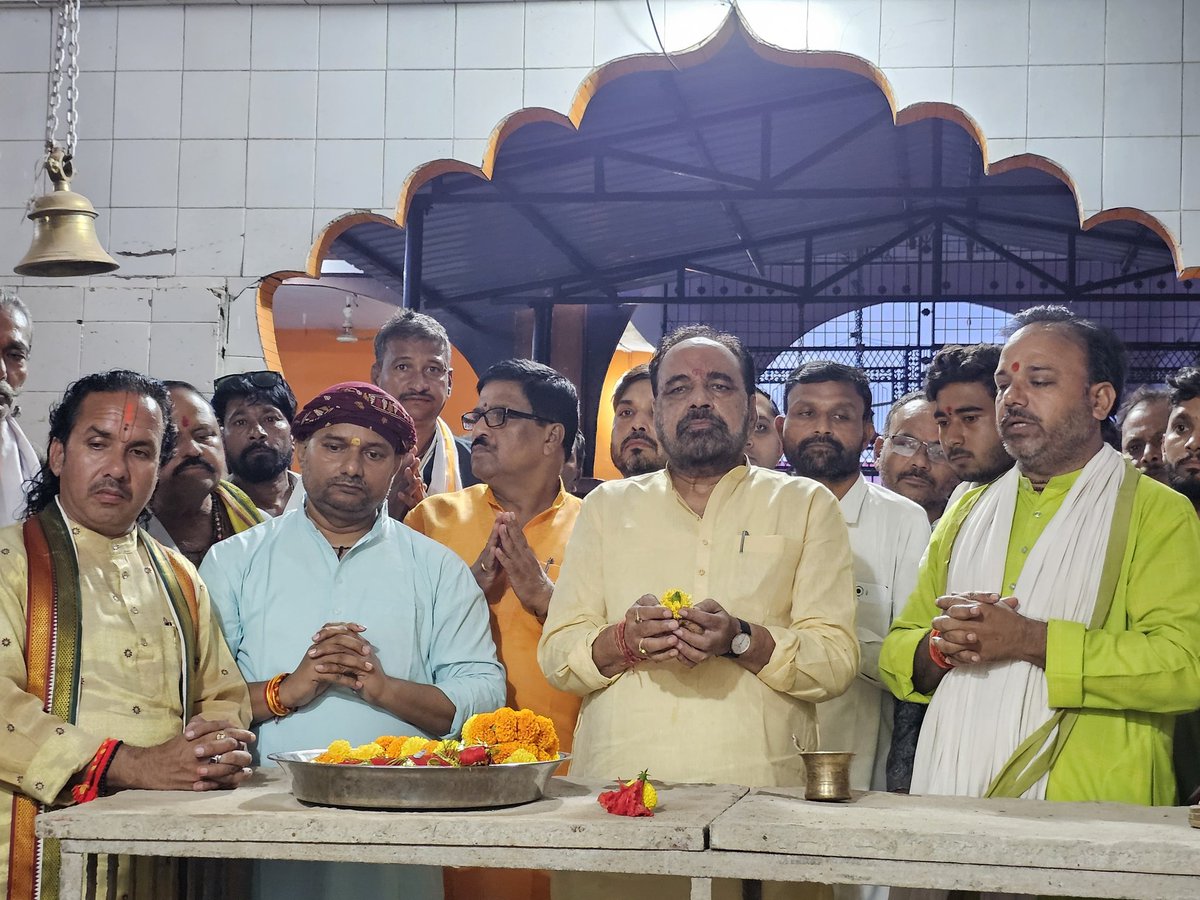 bhargav_gopal's tweet photo. जय माता दी 🙏🙏
आज रात्रि को भारत के प्रसिद्ध देवी स्थान रानगिर स्थित प्राचीन हरसिद्धि माता मंदिर में दर्शन का सौभाग्य प्राप्त हुआ। जहाँ मेरे द्वारा कराये जा रहे विभिन्न सौन्दर्यकरण एवं निर्माण कार्यों का अवलोकन किया तथा नवरात्री पूर्व कार्य पूर्ण किये जाने हेतु आवश्यक निर्देश दिए.

मंदिर के जीर्णोद्धार कार्यों की श्रृंखला अंतर्गत गर्भगृह के द्वार का चौड़ीकरण एवं इटालियन ग्रेनाइट द्वारा सौंदर्यीकरण किया जा रहा है। पूर्व की व्यवस्था में जहाँ एक समय में केवल एक श्रद्धालु ही देवी माँ के दर्शन कर पाता था, वहीं अब द्वार चौड़ा होने से एक साथ चार-पाँच श्रद्धालु माता रानी के दर्शन कर पाएंगे।

गर्भगृह एवं मंदिर की दीवारों पर इटालियन मार्बल व ग्रेनाइट का कार्य किया जा रहा है, जिससे मंदिर की सुंदरता और भी भव्य हो उठी है। साथ ही मठ के ऊपर चाँदी का आवरण अत्यंत आकर्षक व शोभायमान हो रहा है। इन नए परिवर्तनों से देवी प्रतिमा और गर्भगृह दिव्य एवं अलौकिक आभा से आलोकित हो उठे हैं।

आगामी सोमवार, 22 सितंबर से प्रारंभ हो रहे नवरात्रि महापर्व पर माता रानी के दर्शन नई व्यवस्था के साथ अत्यंत दिव्य और मनोहर होंगे। सभी श्रद्धालुजन से आग्रह है कि माता जी के पावन दर्शन हेतु अवश्य पधारें और पूर्ण पुण्यलाभ अर्जित करें।

साथ ही, रानगिर में देहार नदी पर झूला पुल का निर्माण कार्य भी तीव्र गति से प्रगति पर है, जो शीघ्र ही श्रद्धालुओं और ग्रामवासियों के लिए सुविधा प्रदान करेगा।