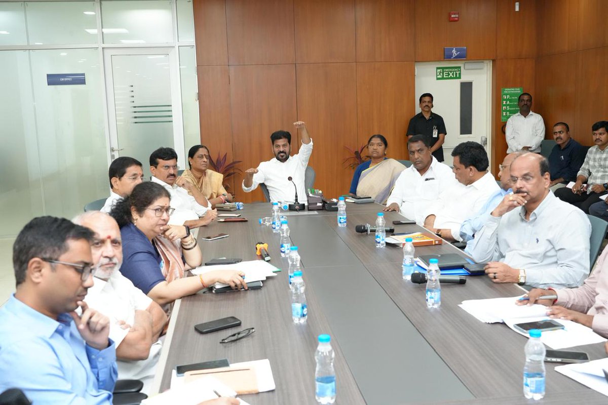 revanth_anumula's tweet photo. మేడారం అభివృద్ధి ప్రణాళికపై సమీక్ష నిర్వహించాను. ఈ నెల 23 న మేడారంలో పర్యటించబోతున్నాను. మేడారం అభివృద్ధిపై క్షేత్రస్థాయిలో సందర్శించి సమ్మక్క సారలమ్మ పూజారులను సంప్రదించి, వారి సూచనల మేరకు, వారి ఆమోదంతో అభివృద్ధిపై డిజైన్లను విడుదల చేయాలని నిర్ణయించాం. 

మేడారం జాతర పనులకు సంబంధించి టెక్నికల్ కమిటీని ఏర్పాటు చేయాలని అధికారులను ఆదేశించాను. పూజారులు కోరిన విధంగా ప్రస్తుతం ఉన్న ఆలయ ఆవరణను మరింత విస్తరించాలని భావిస్తున్నాం. గద్దెలను యథాతథంగా ఉంచి సంప్రదాయాలను తూచ తప్పకుండా గౌరవించేలా అభివృద్ధి ప్రణాళిక ఉండాలని ఆదేశించాను. 
గిరిజన సంప్రదాయం ఉట్టిపడేలా స్వాగత తోరణం డిజైన్లు ఉండాలని సూచించాను.

ఈ సమీక్షలో మంత్రులు  శ్రీమతి కొండా సురేఖ, శ్రీ పొంగులేటి శ్రీనివాసరెడ్డి,  శ్రీమతి సీతక్క,  ఎంపీ శ్రీ బలరాం నాయక్
సలహాదారు శ్రీ వేం నరేందర్ రెడ్డి,
శ్రీ అడ్లూరి లక్ష్మణ్ పాల్గొన్నారు.

#MedaramDevelopment