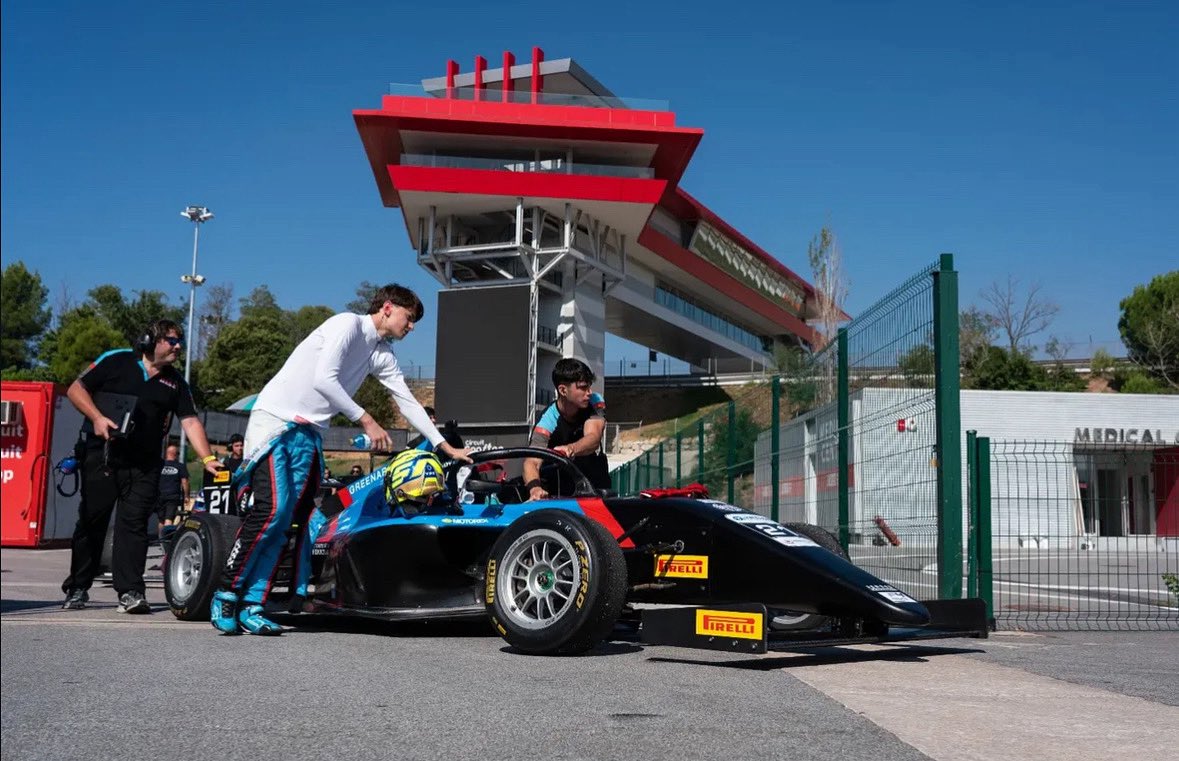 CarburandoTV's tweet photo. 🏁💥 Teo Schropp tuvo un despiste en la primera carrera de la F4 Italiana en Barcelona, lo que lo retrasó al P16.
🥇 La victoria fue para Kean Nakamura.
🔜 Mañana a las 6:20hs, se pondrá en marcha la segunda carrera.
#F4Italiana #Schropp https://t.co/yGvG8IHNlZ