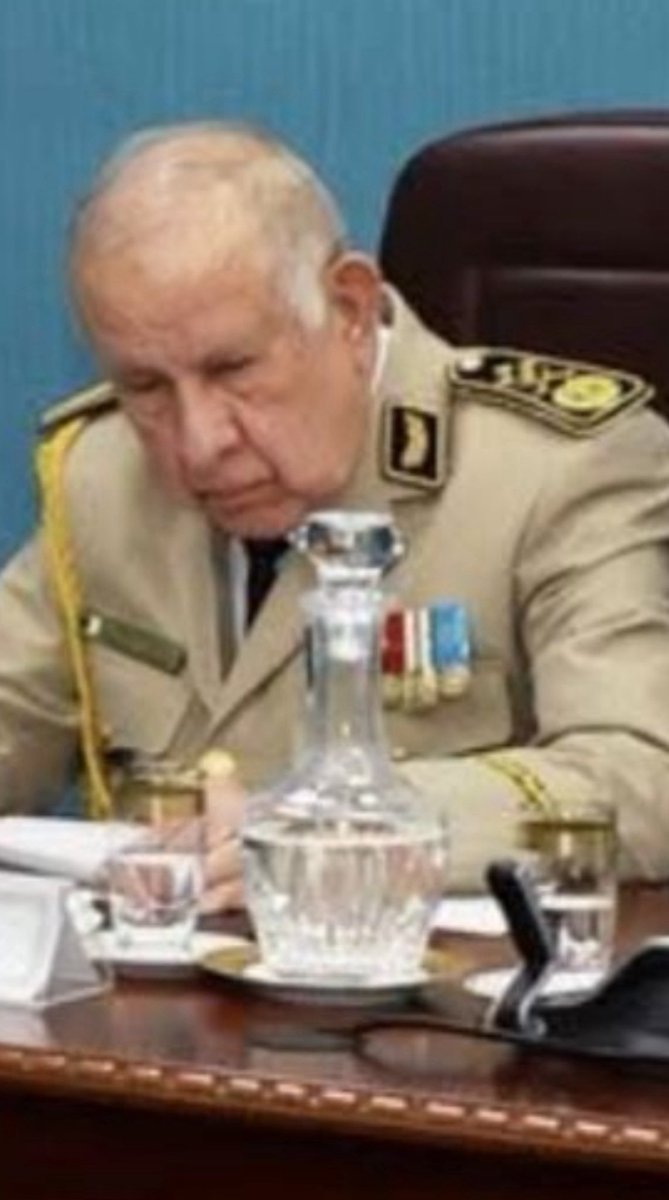 هل حقا أصيب  بصدمة دماغية/قلبية 
ونُقل علي جناح السرعة إلي عيادة خاصة ليلة البارحة؟

مما لا شك فيه ان هذه الصورة، المأخوذة من فيديو رسمي للقاء ما يسمى المجلس الأعلى للامن  عصر الخميس 18/09، تؤكد بأن الجنرال #شنقريحة  في حالة سيئة للغاية بعد  هروب الجنرال #ناصر_الجن …
#الجزائر