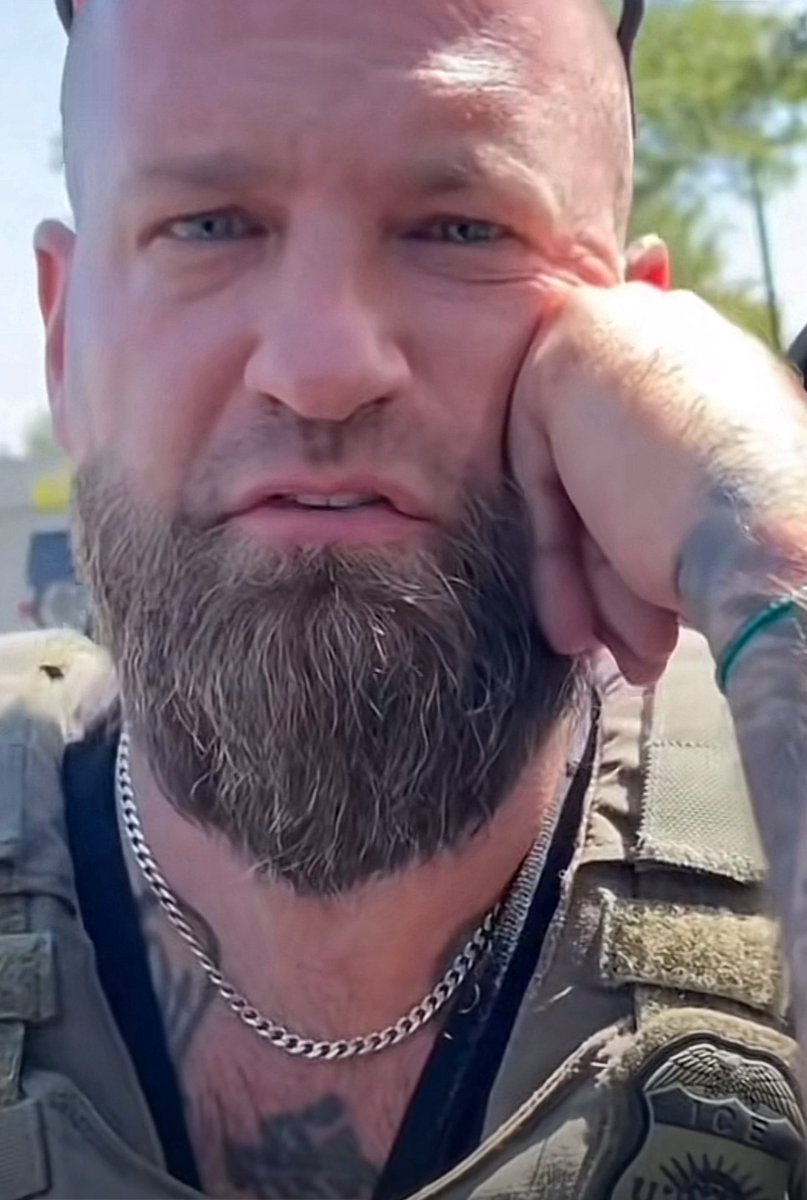 jayazu23's tweet photo. @ICEgov HEY ICE YOU GUYS HIRE INBRED NAZI LOVERS!!?? https://t.co/9NA4DAf6ks
