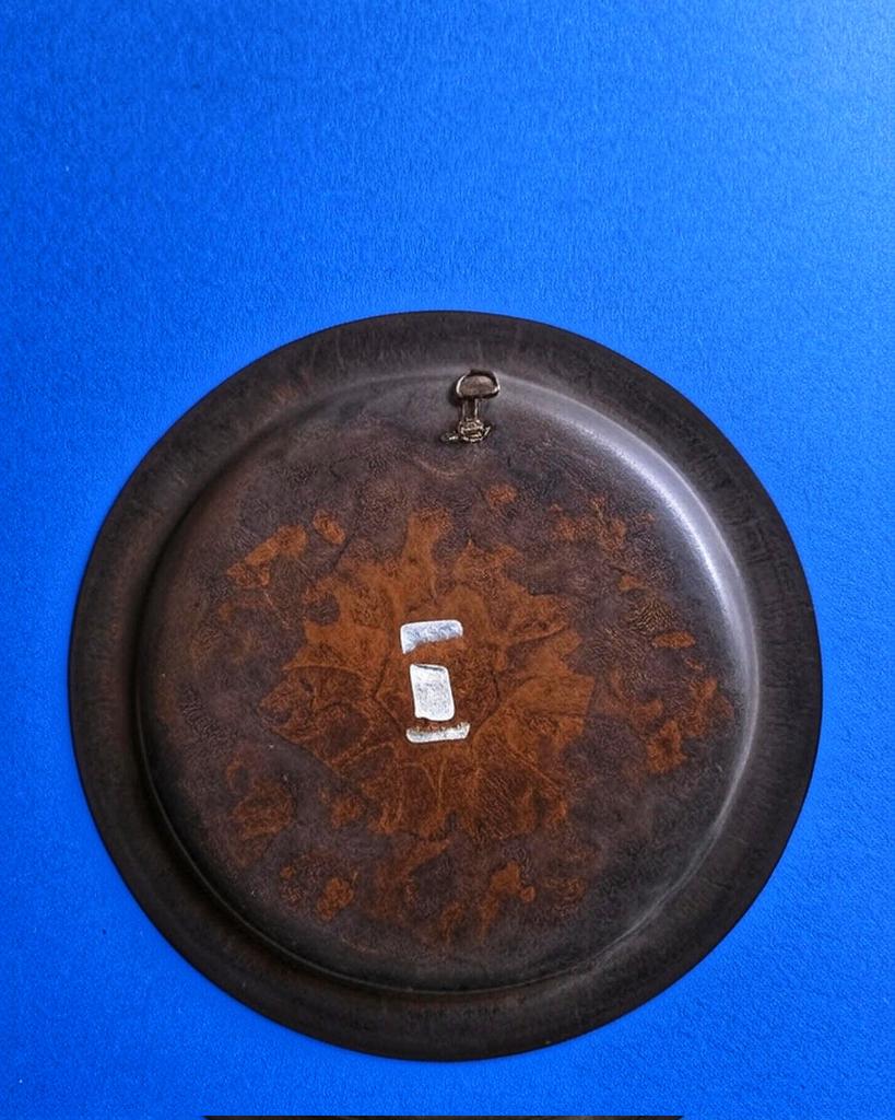 Copper20180711's tweet photo. ✨Vintage Middle Eastern Metal Plate✨
Copper base with silver inlay, featuring intricate meander borders and floral geometry.
Likely mid–late 20th century, continuing Ottoman/Persian craft traditions.
#MetalArt #VintageDecor #MiddleEasternArt #AntiqueStyle https://t.co/xo6MUc6bOR