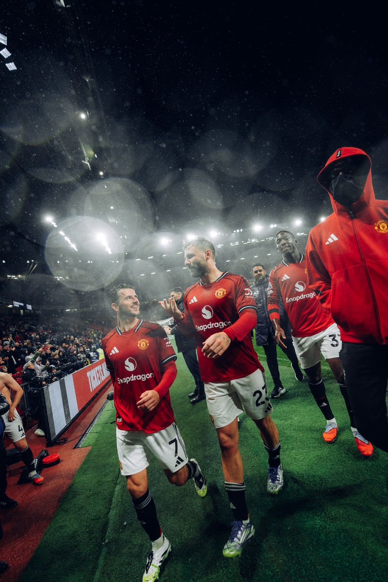 ManUtd's tweet photo. TEAM 🫶 https://t.co/fGiOPKKbqL