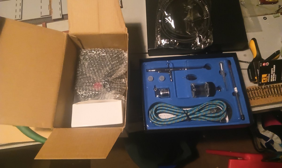 Been abit quiet at StokeNorth recently but bitten the bullet and go a Airbrush starter kit, lets see how messy it can get...........