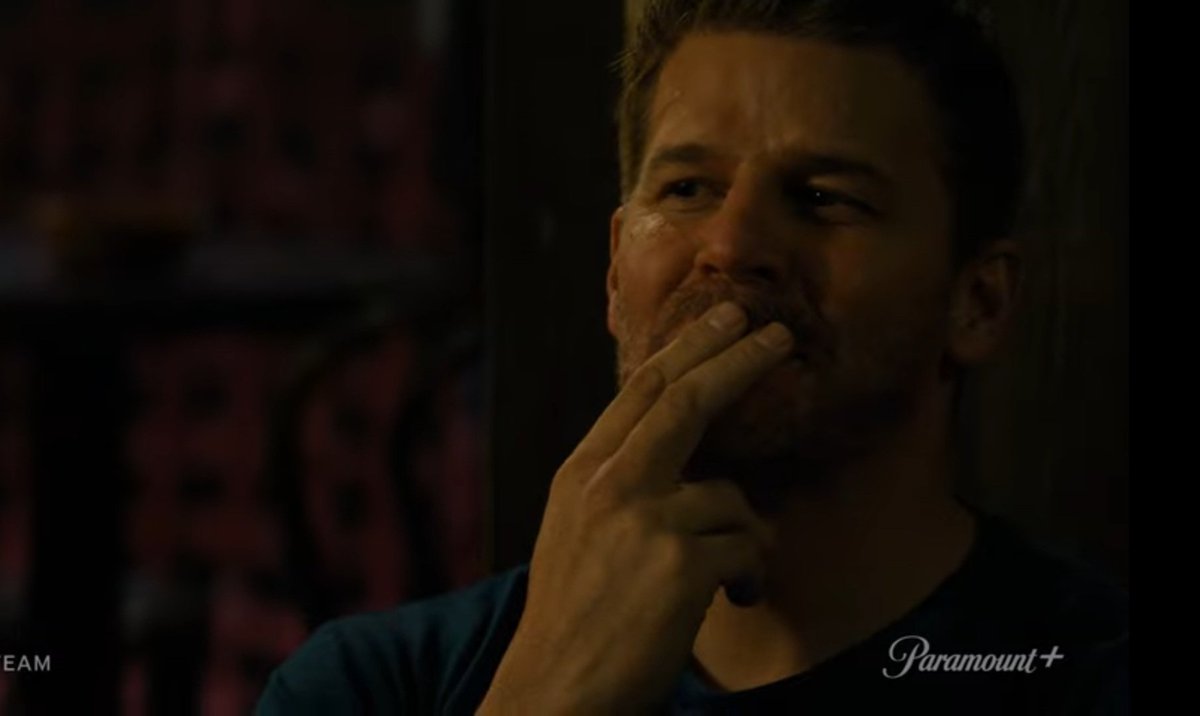 The stray orange cat rubbed by leg with his head. He's not ready for pets though lol 🫠🫠🥹