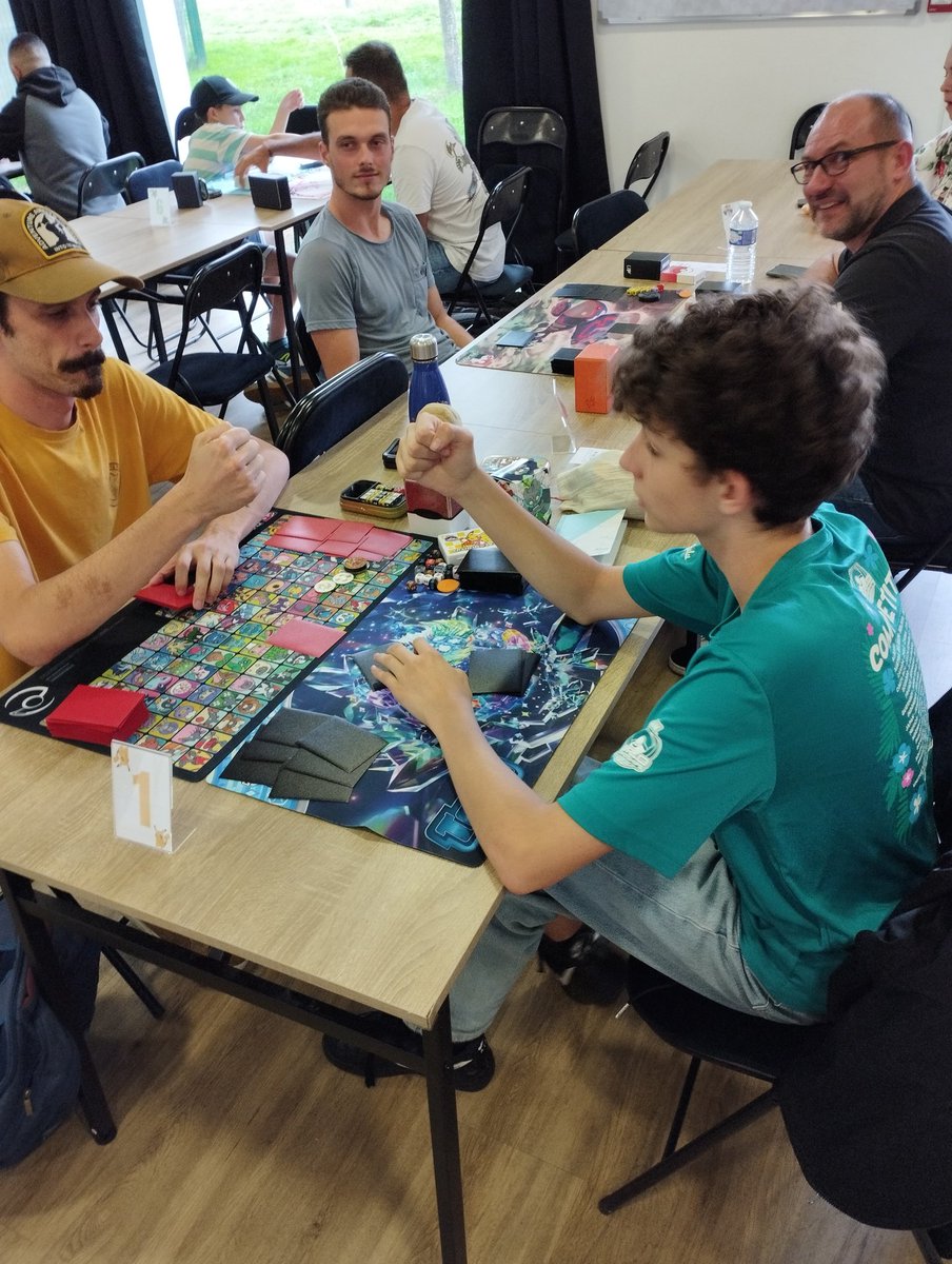 Nouveau week-end de Cup pour la team ! Si Dylan remporte facilement sa Cup locale à Secondigny, Eliot et Romain doivent s'affronter pour une place en finale à Avrillé chez Pikaplasma.

Qui va défendre les couleurs de l'équipe en finale ? 🤠